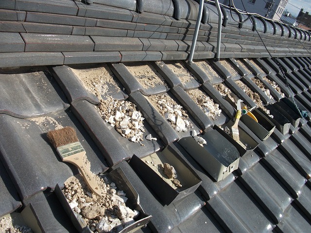 名東区で谷板金の交換工事とあわせて漆喰工事を実施、古い既存漆喰を剥がしていきます